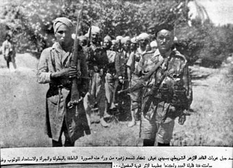 Lazhar Chraïti en tête d'un groupe de combattants fellaghas armés.