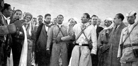 Lazhar Chraïti photographié parmi ses combattants en 1954.
